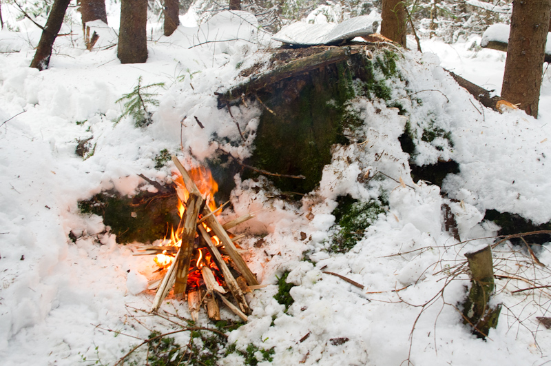 jak rozpalić ogień zimą survival